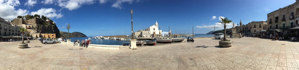 Der kleine Hafen von Lipari