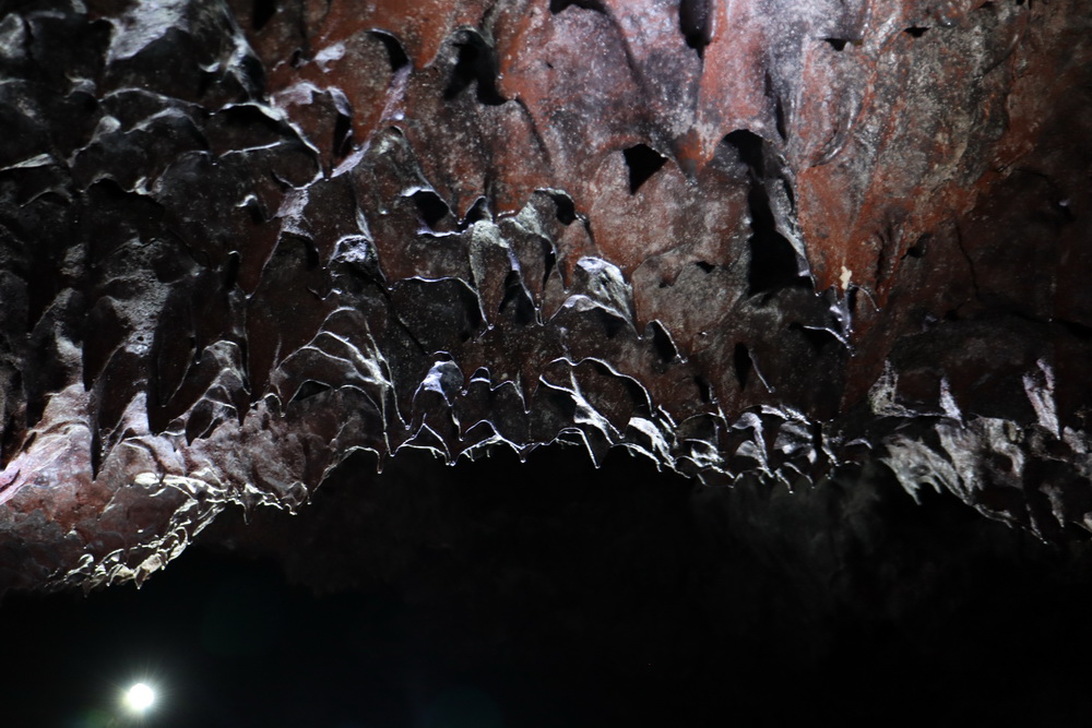 Erkaltete Lava an der Höhlen- Decke