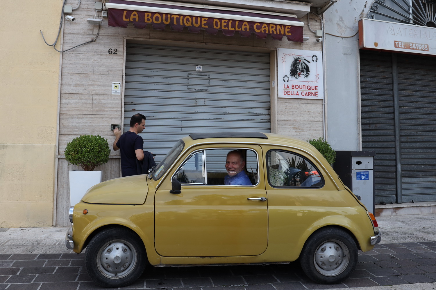 Fiat 500 über 40 Jahre alt- verrät uns der freundliche Fahrer 