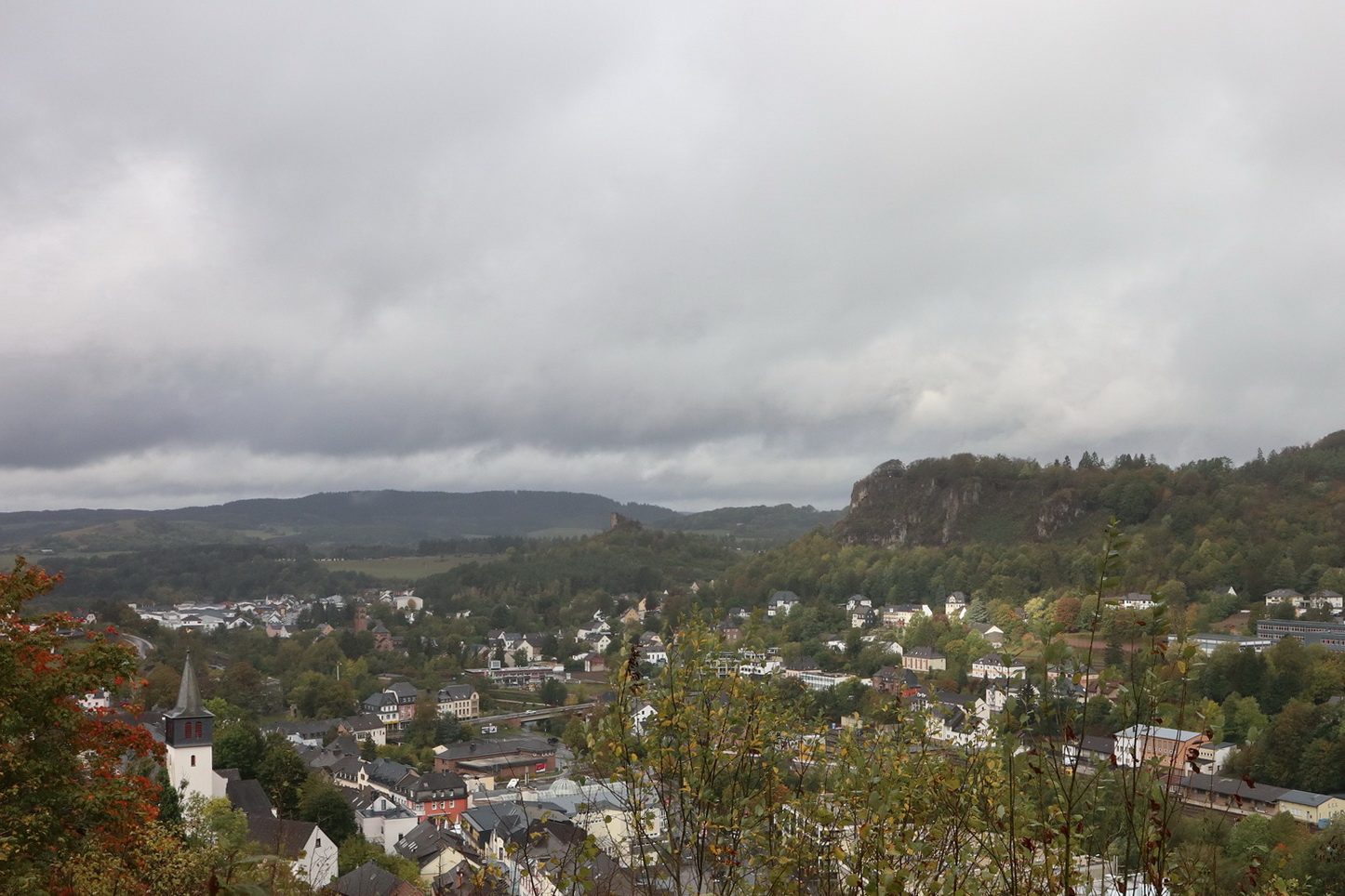 Blick von der Löwenburg auf Gerolstein mit Auberg und Gerolsteiner Dolomiten