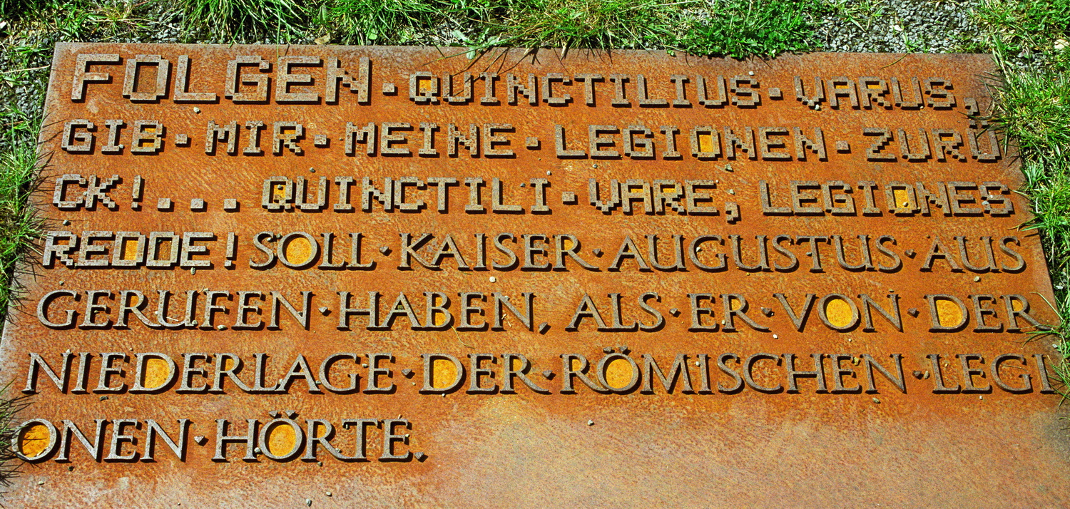 Gedenkplatte Schlachtfeld Kalkriese (Bild von 2002)