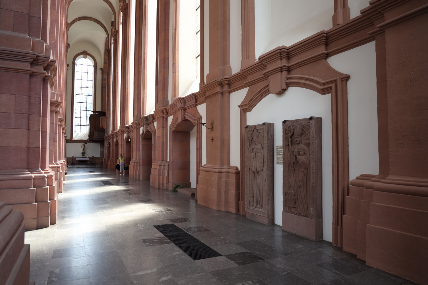 Alte Grabplatten in der Klosterkirche Himmerod