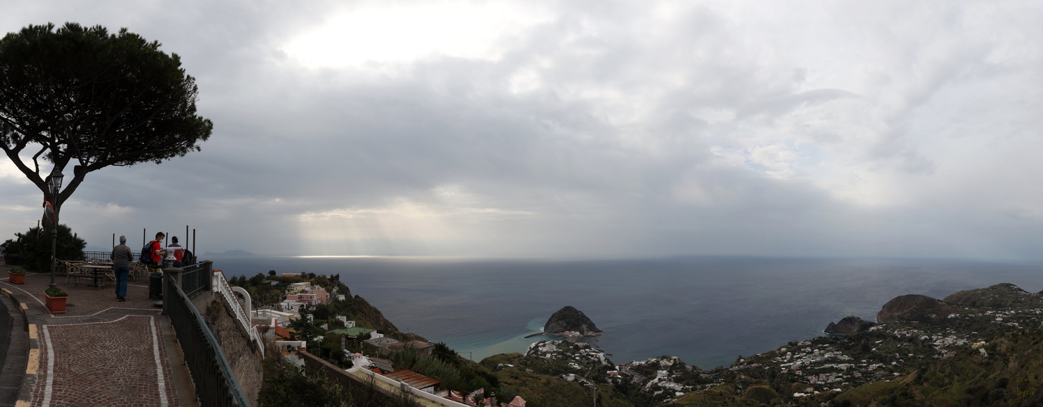 Aussichtspunkt mit Pinie bei Serrara-Blick auf Capri und Sant'Angelo