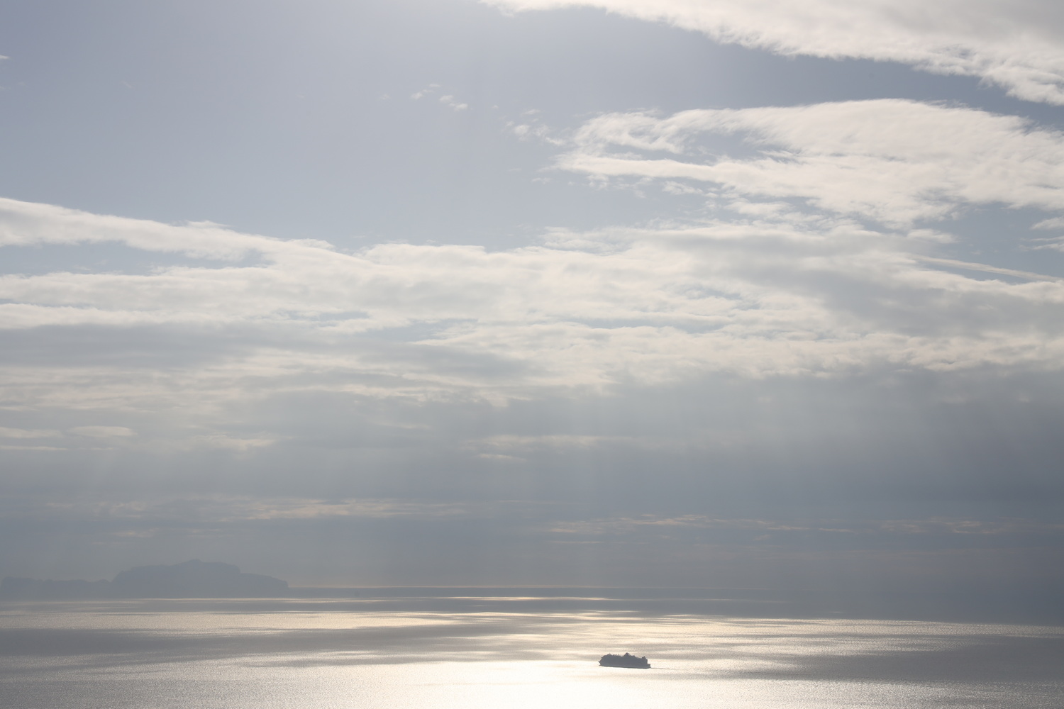 Kreuzfahrtschiff mit Capri- Blick von Serrara Fontana