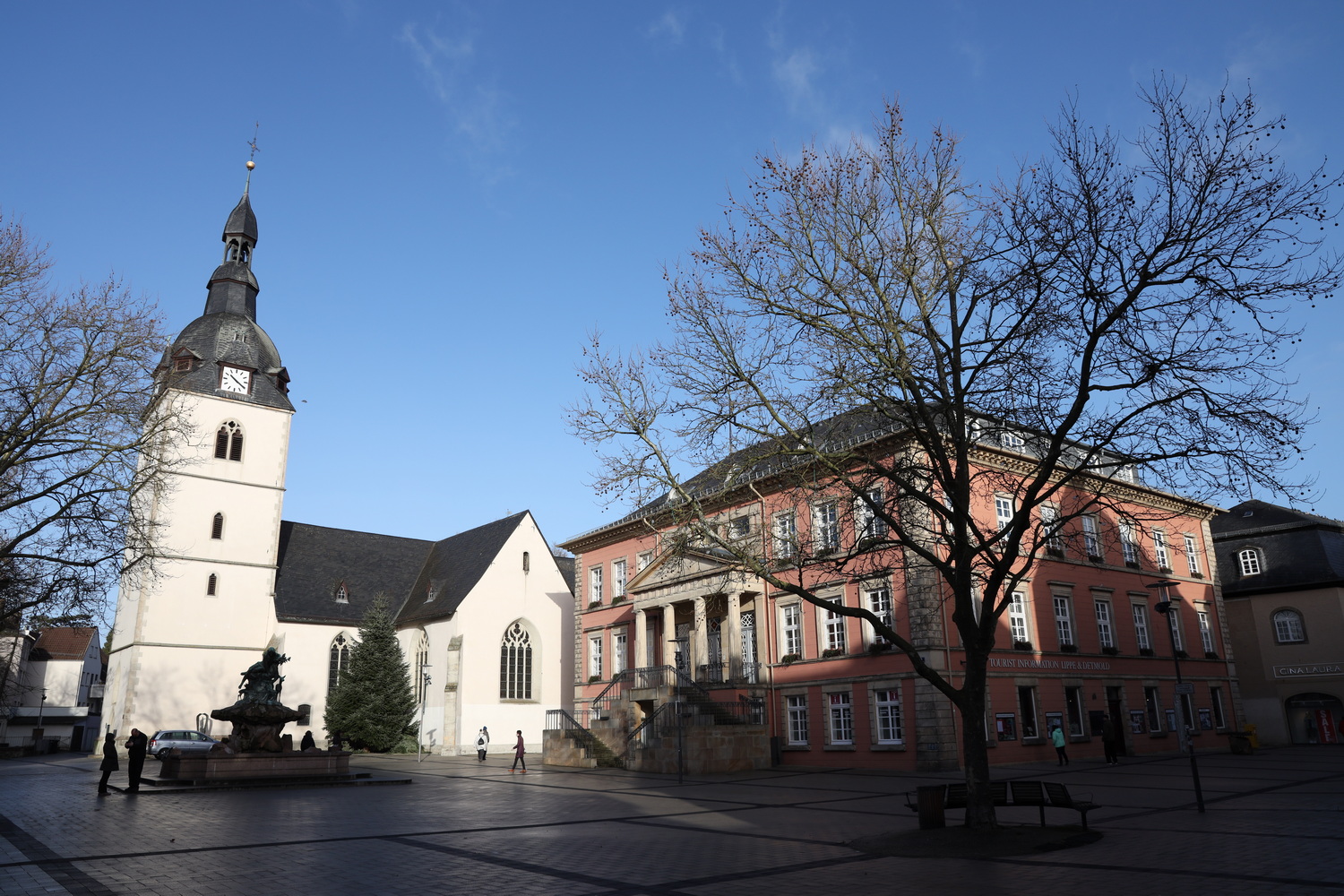 Marktplatz Detmold mit Pfarrkirche (1300), Rathaus und Sonne am Sonntag