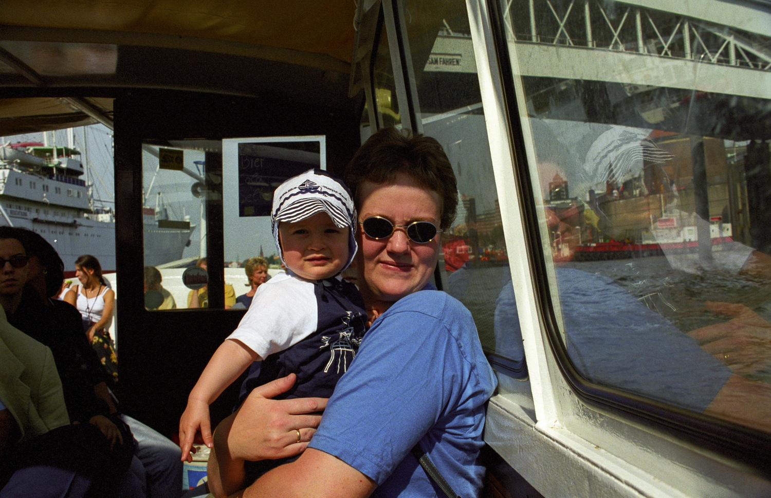 Hafenrundfahrt 1998- Anne 1J. mit ihrer Mama