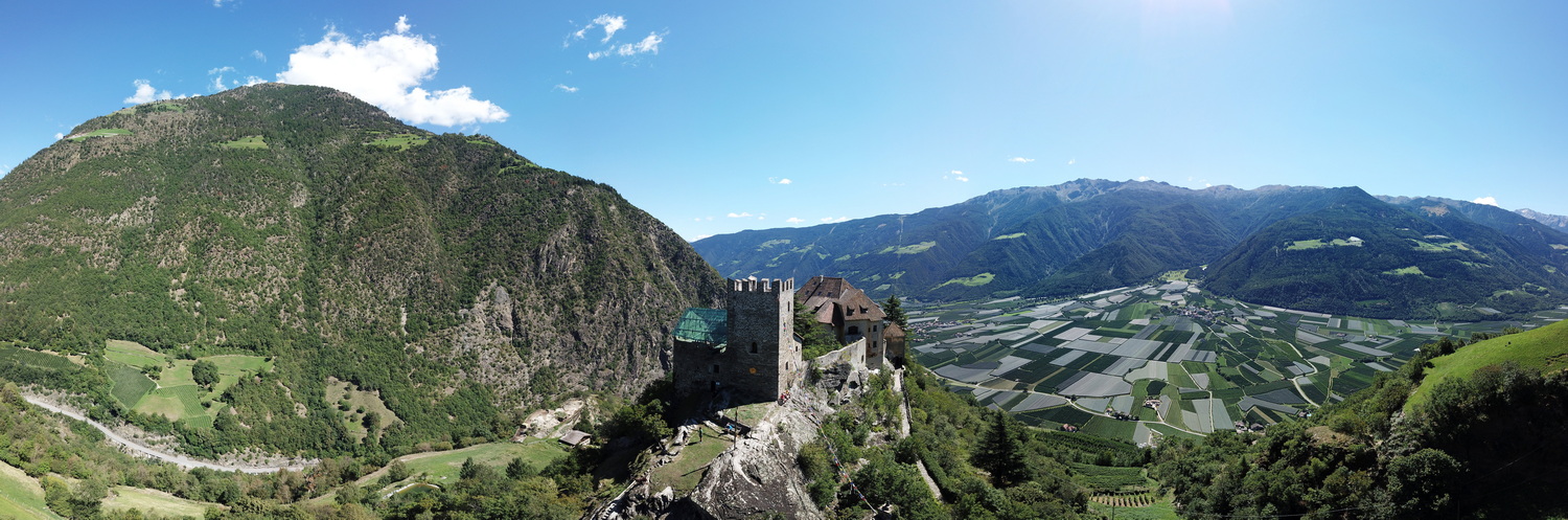 Schloss Juval über dem Vinschgau aus der Drohnenperspektive