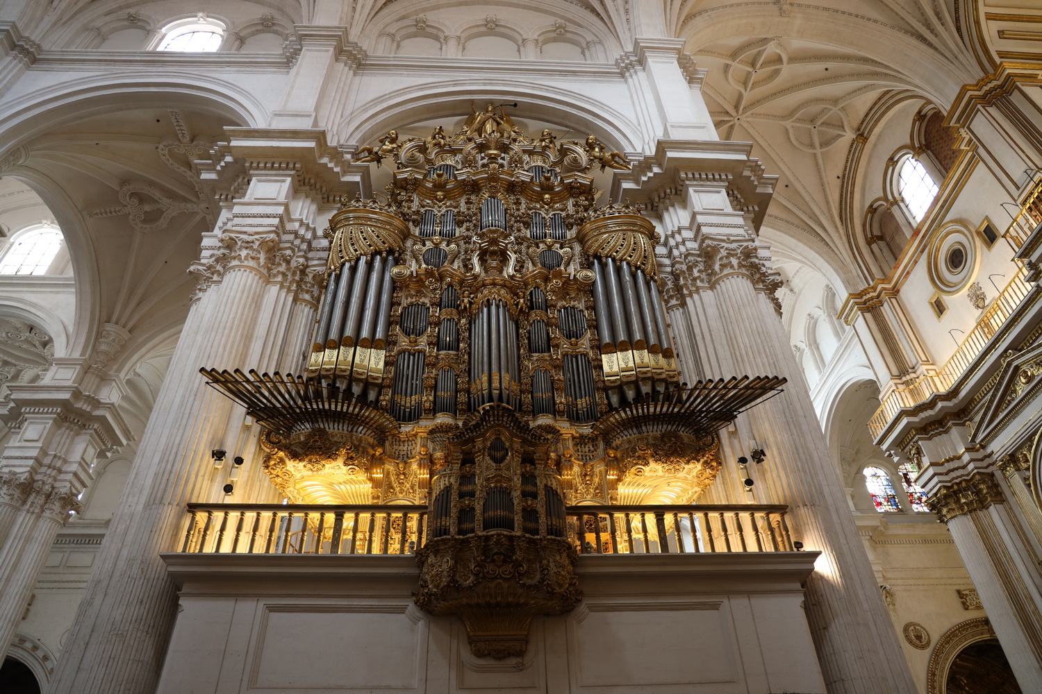Orgel im linken Kirchenschiff