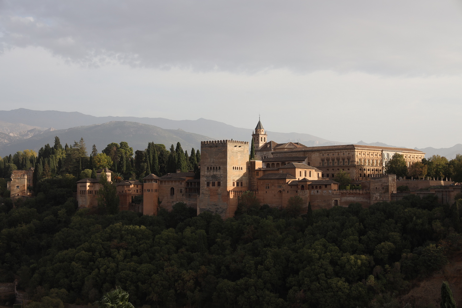 Alhambra vor der Sierra Nevada