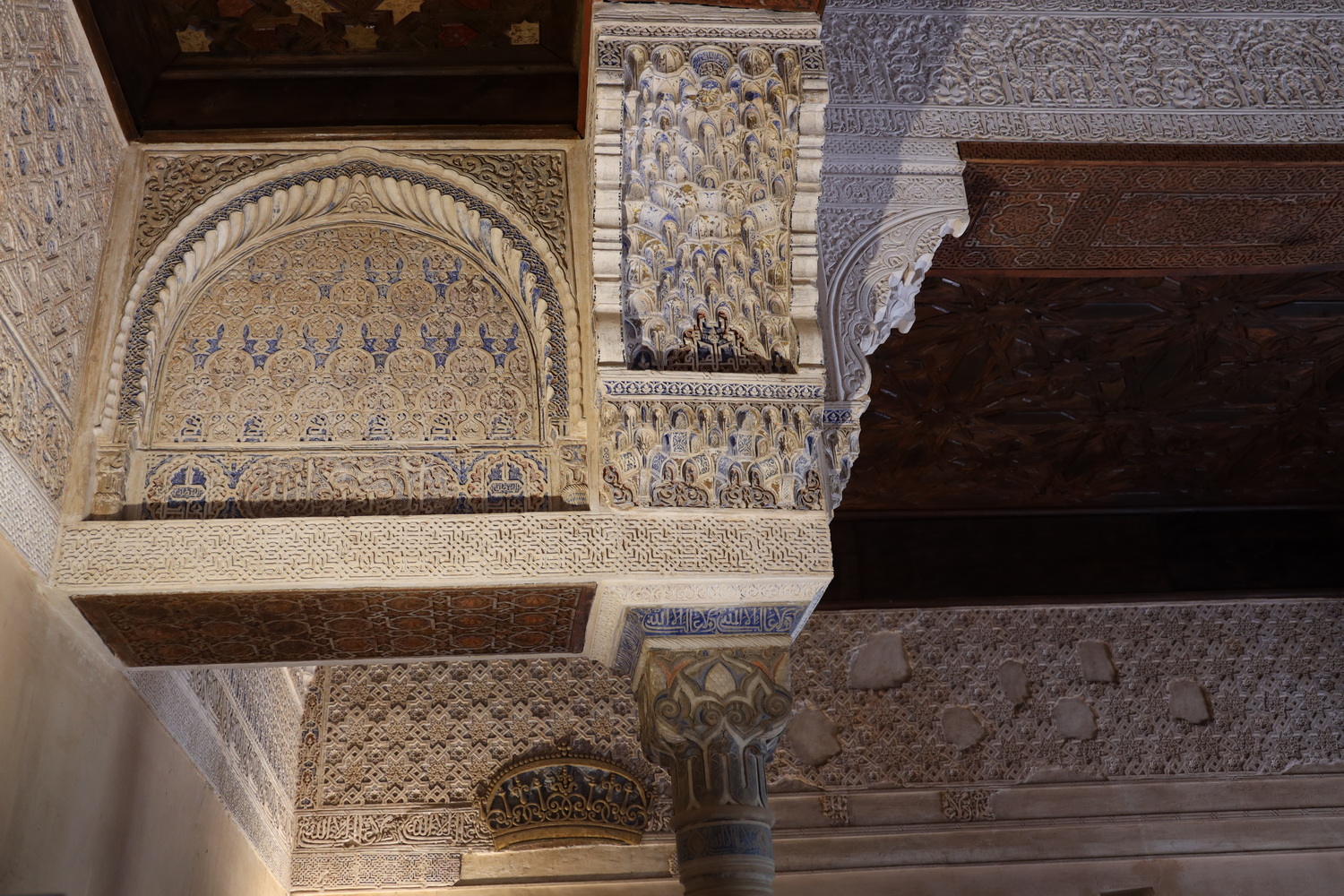 Nasriden Palast- Mexuar-Raum- Christliches Herrschaftssymbol auf orientalischer Ornamentik