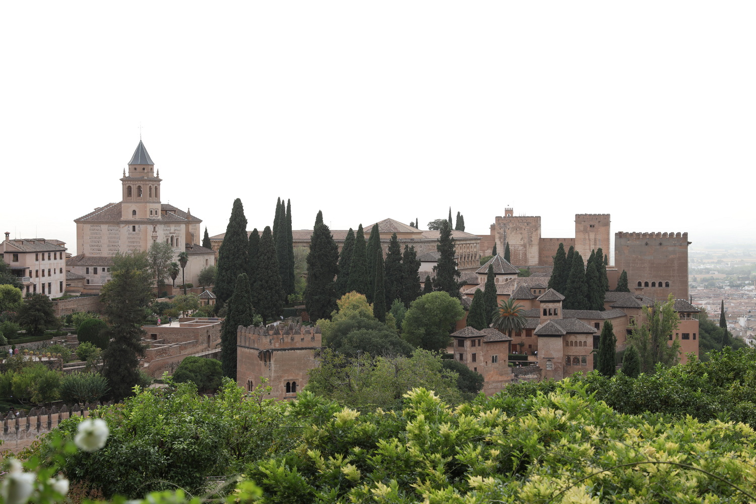 Blick zur Alhambra mit Nasriden-Palästen vom Generalife