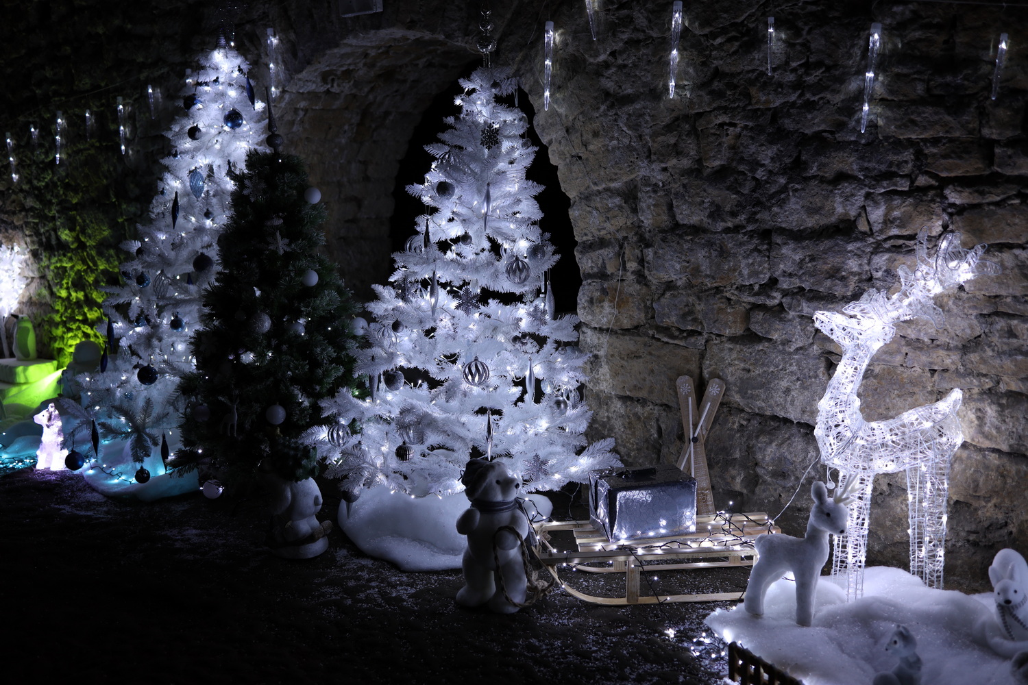 Weihnachtliche Lichtinstallation im Kellergewölbe