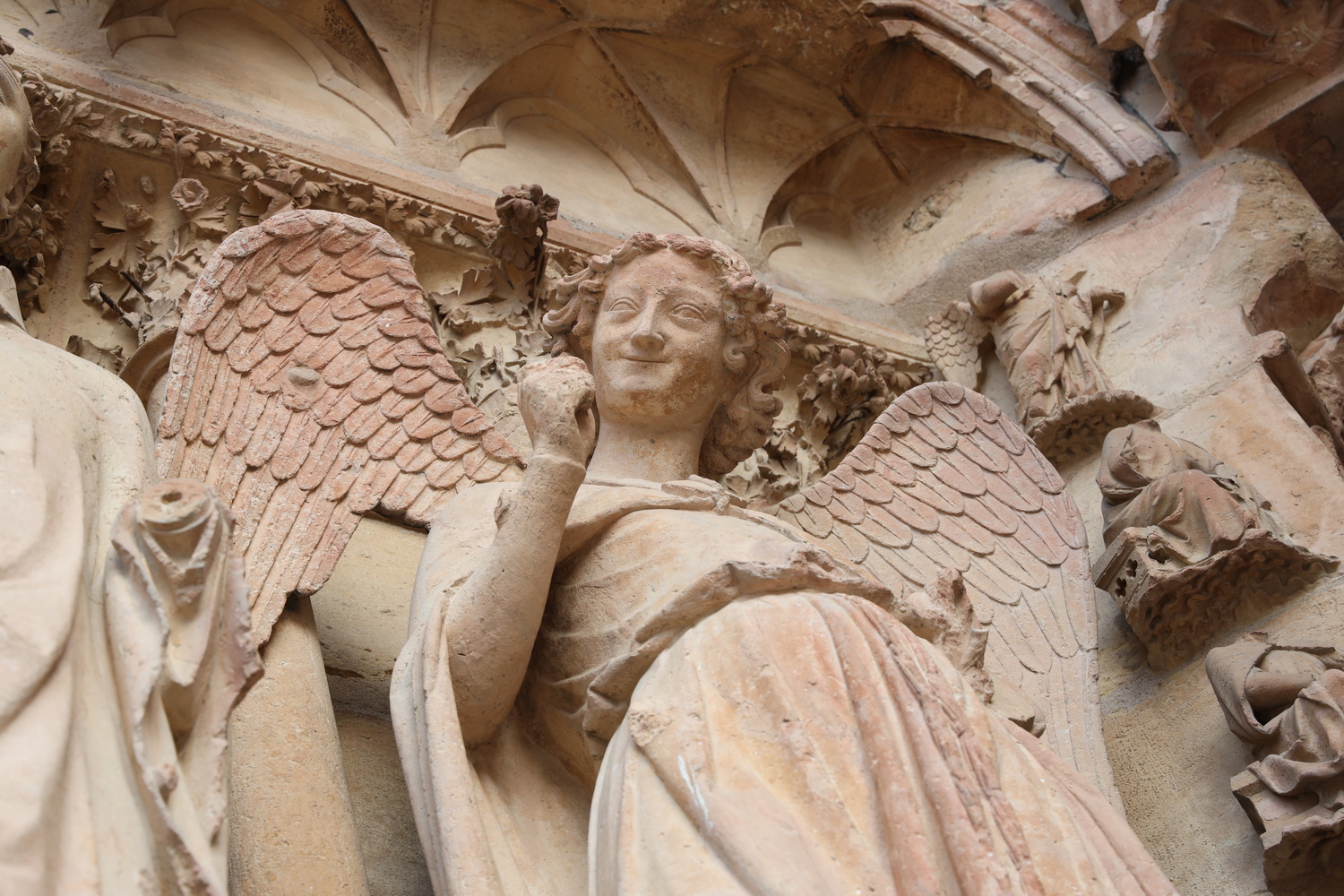 Lächelnder Engel am linken Seitenportal