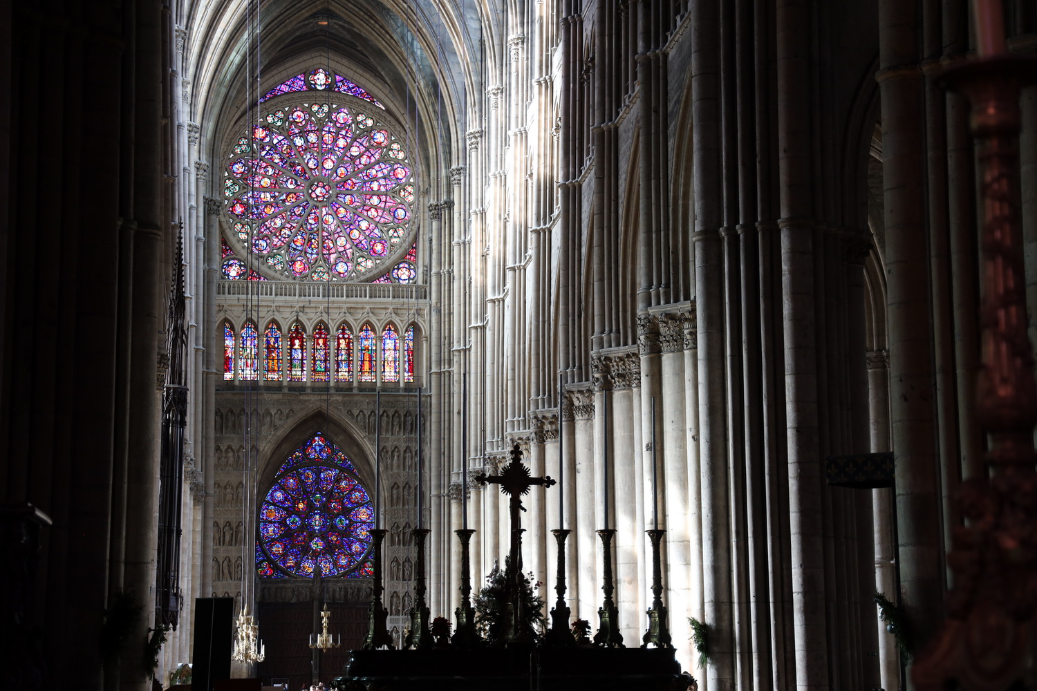 Notre-Dame Reims- Kirchenschiff mit Blick vom Chor auf den Eingangsbereich mit den Rosetten-Fenstern