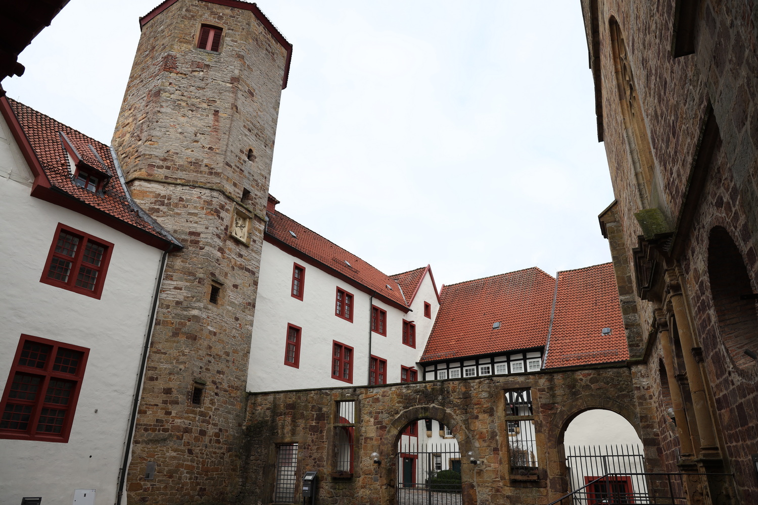 Schloss Iburg-Innenhof mit Bergfried