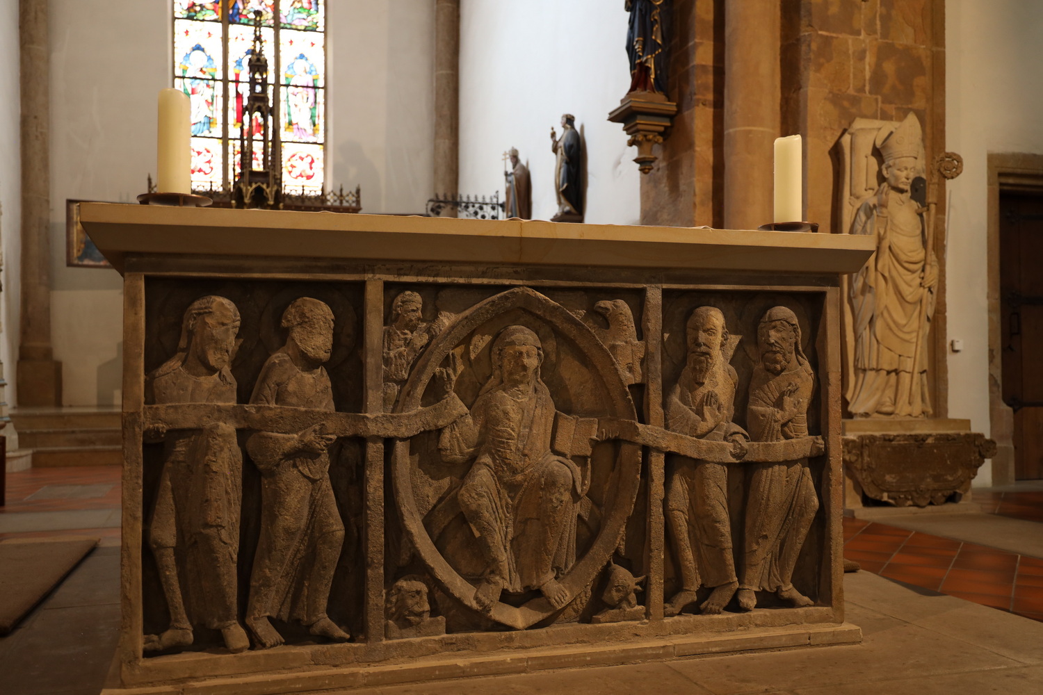 Altar St.Clemens Schloss Iburg- Relief aus der Erbauungszeit der Kirche vom Westgiebel mit Grabplatte Benno II.