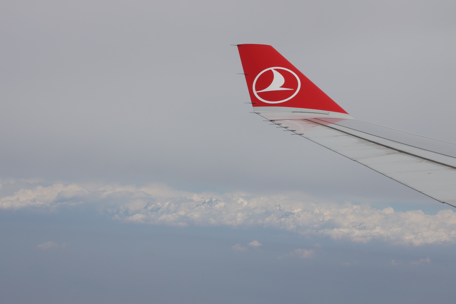 Landeanflug auf Kathmandu- Wolken und hohe Gipfel