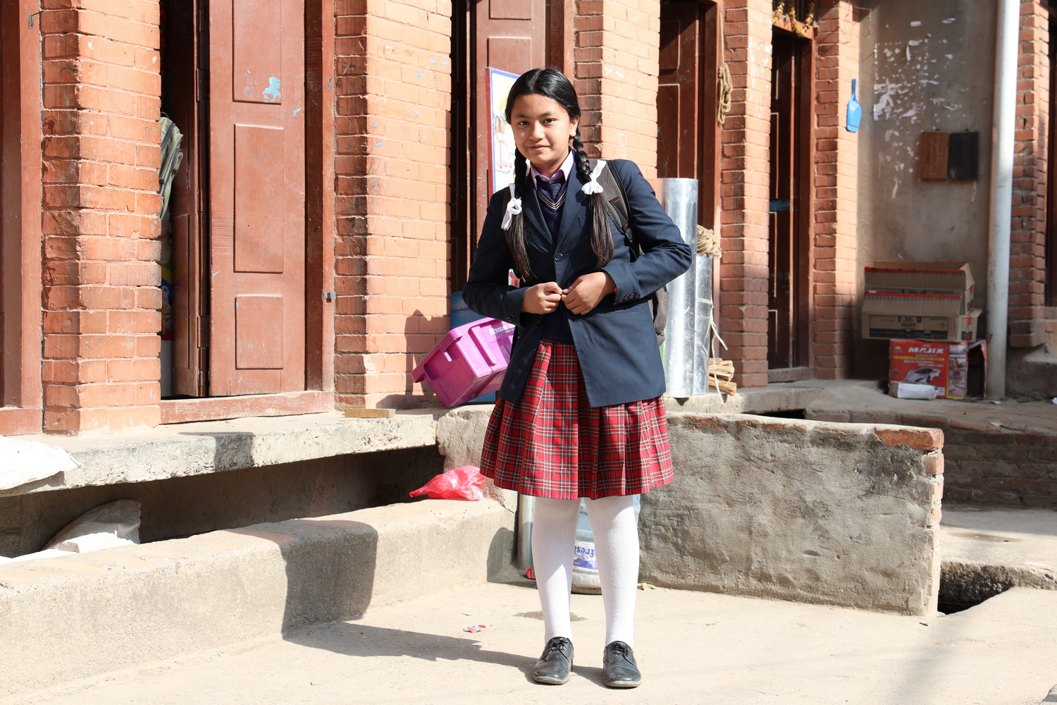 Bhaktapur- Mädchen auf dem Weg zur Schule