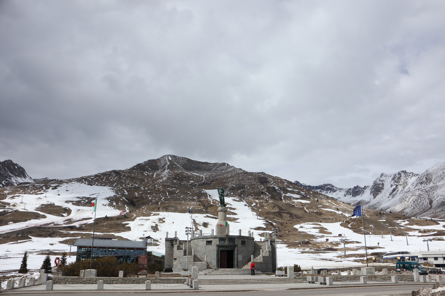 Das Ossarium an der Passhöhe mit den Südhängen des Skigebietes