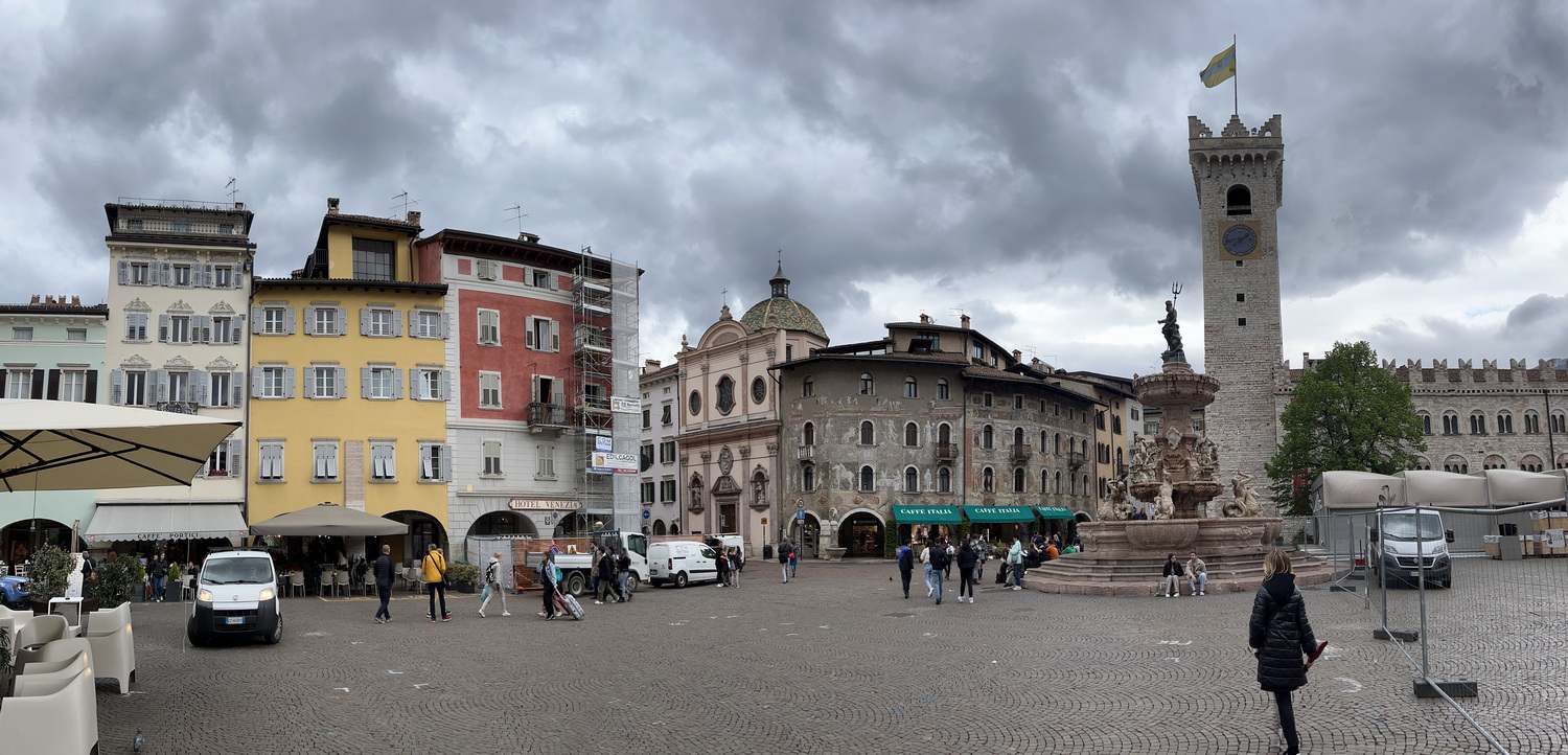 Trento- Domplatz mit Neptunbrunnen und Palazzo Pretorio und Torre Vivica