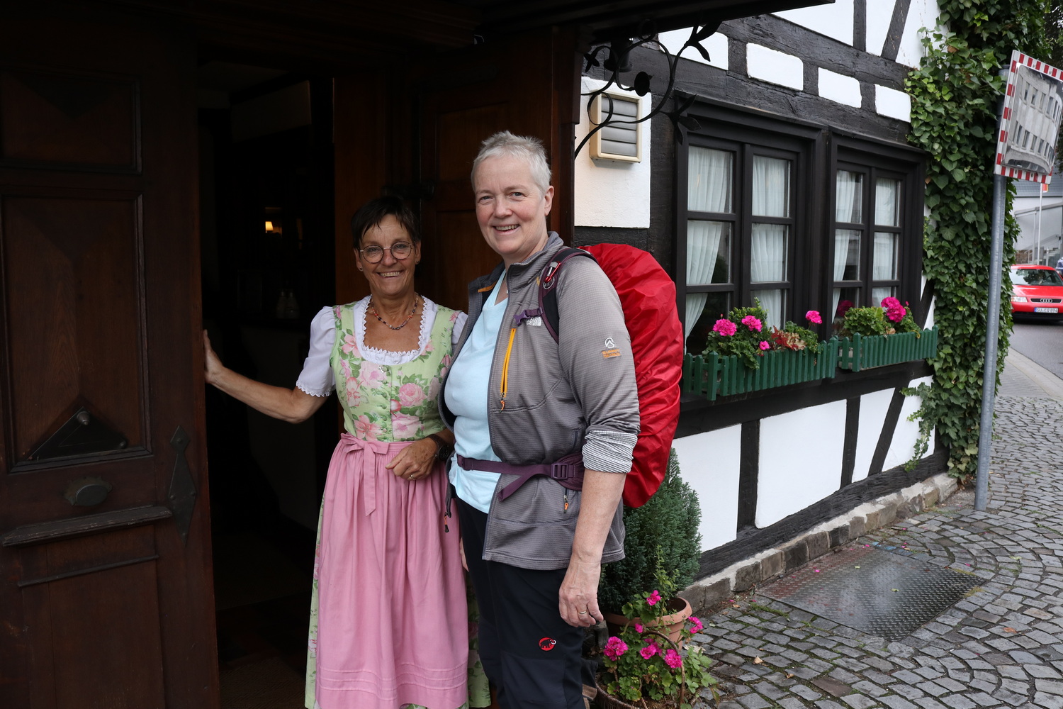 Dorothee mit Frau Wortelkamp an der alten Vogtei in Hamm