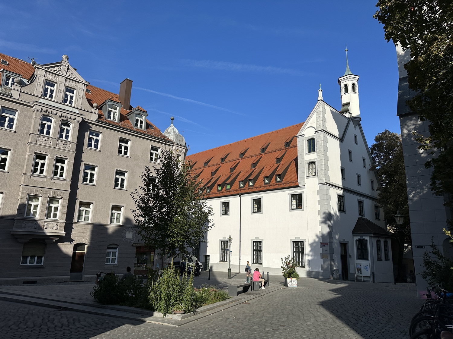Heilig-Geist-Spital am roten Tor mit der "Augsburger Puppenkiste"