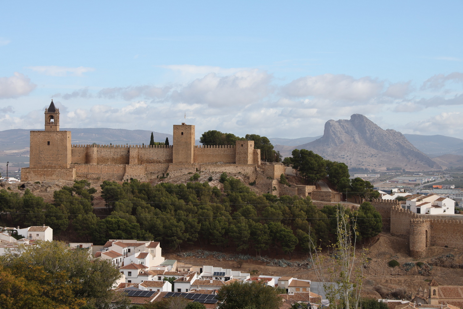 Alcazaba von Antequera mit Stadtmauer und Berg Peña