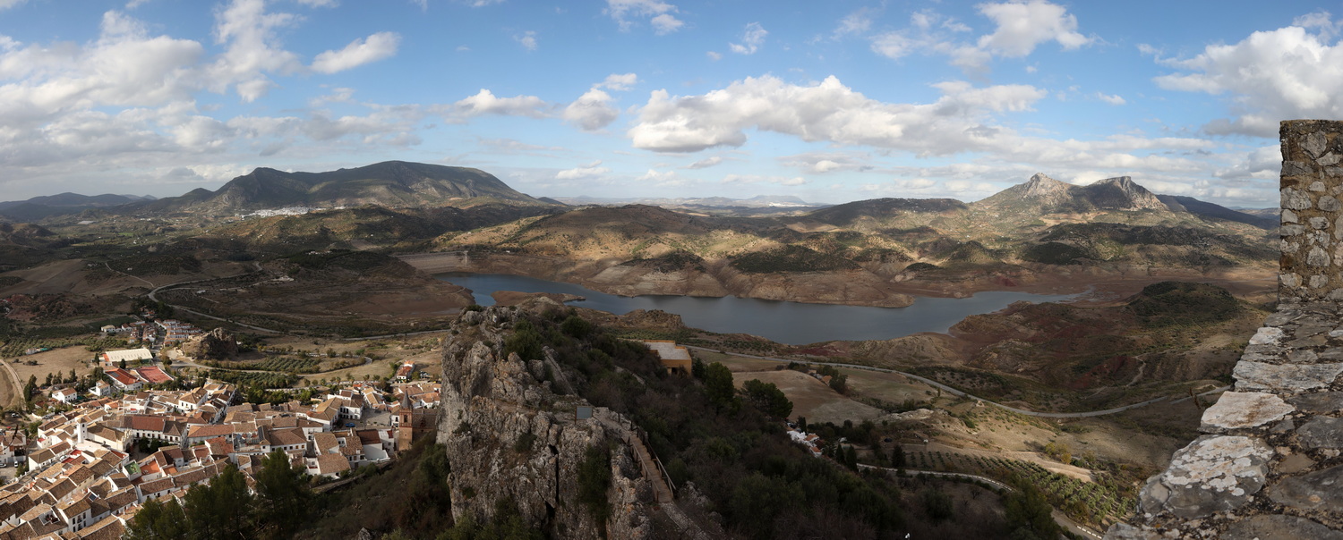 Zahara- Nord-Panorama vom Burgfelsen mit den weißen Dörfern Algodonales und Olvera