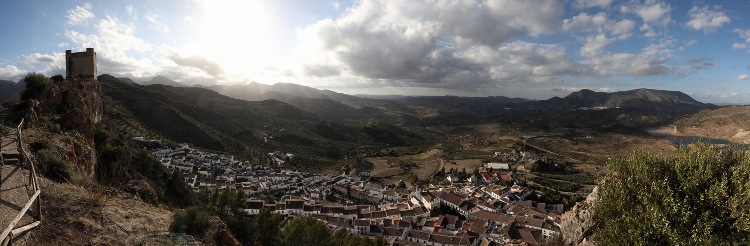 Zahara de la Sierra- Blick vom Burgfelsen auf die Sierra de Grazalema