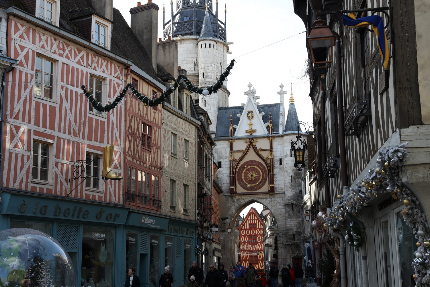 Auxerre- Altstadt mit Fachwerkhäusern und dem Uhrturm (Tour de l’Horloge)