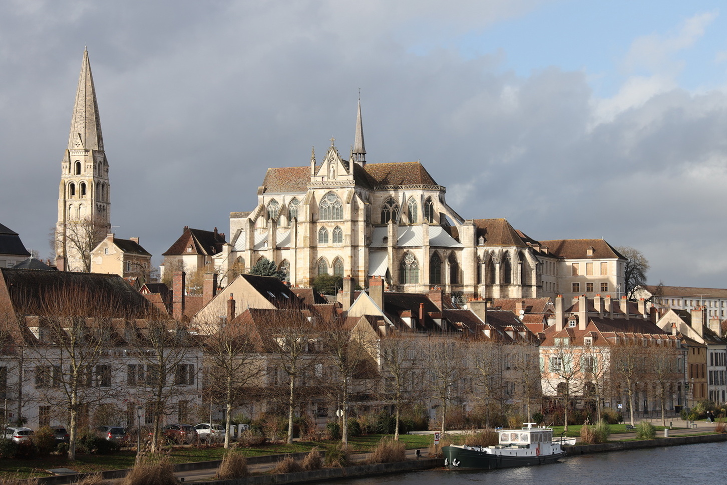 Saint Germain d'Auxerre vom Ufer der Yonne