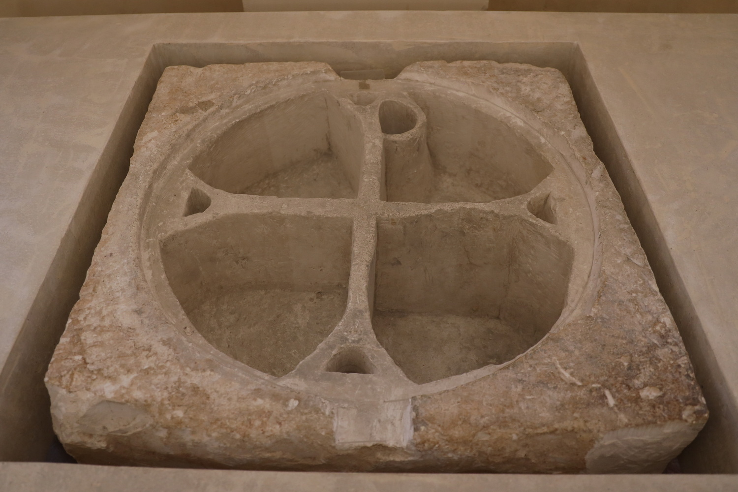 Behauener Stein mit 4 Kavitäten in Form des Monogramms Christi- Möglicherweise Verwendung zur Aufbewahrung von Reliquien des Heiligen Mauritius 5.-6. Jh