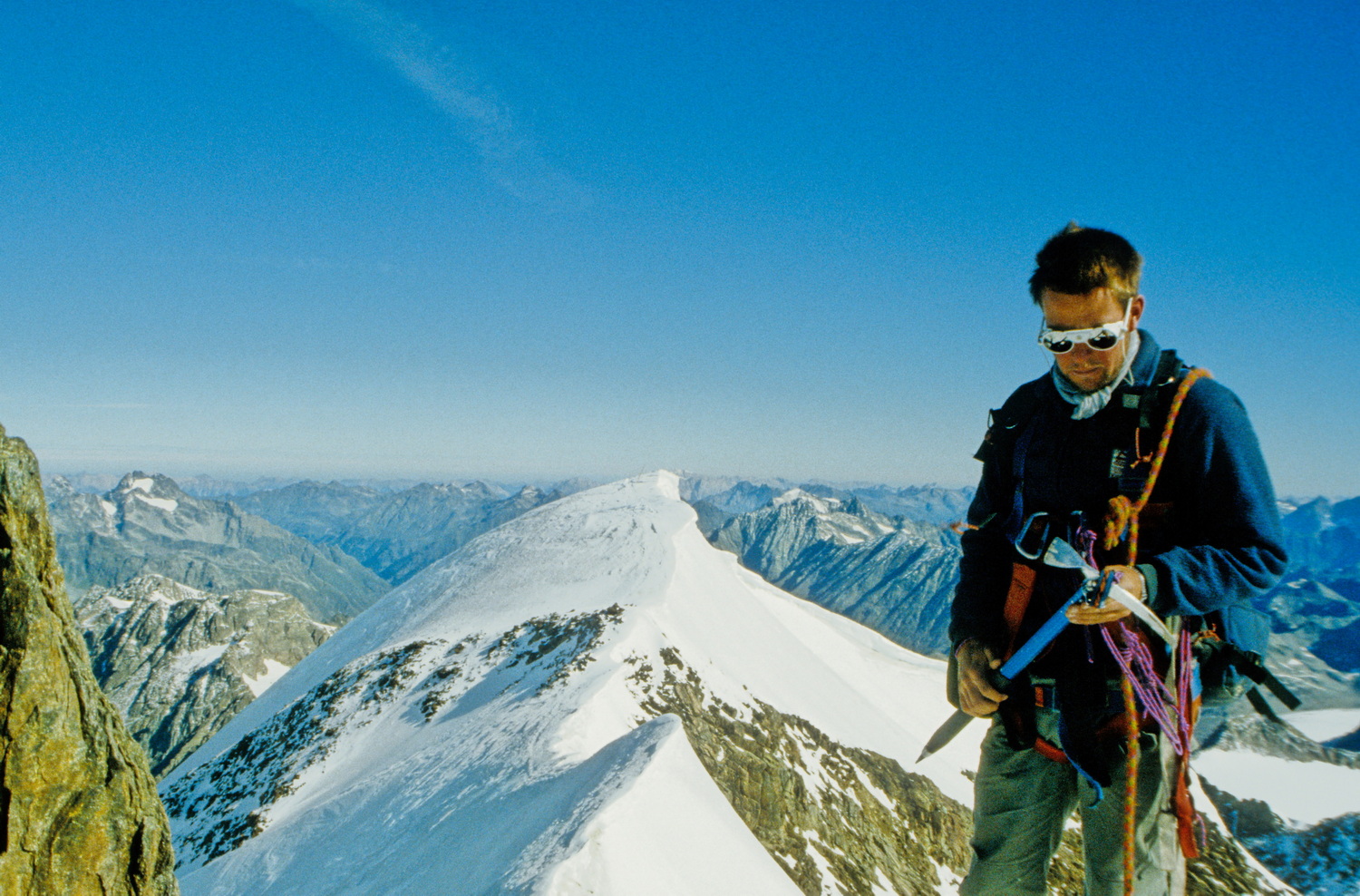 Arnd am Südgipfel der Wildspitze am Donnerstag, den 4. September 1986 10:00h- im Hintergrund die Überschreitung zum firnigen Nordgipfel