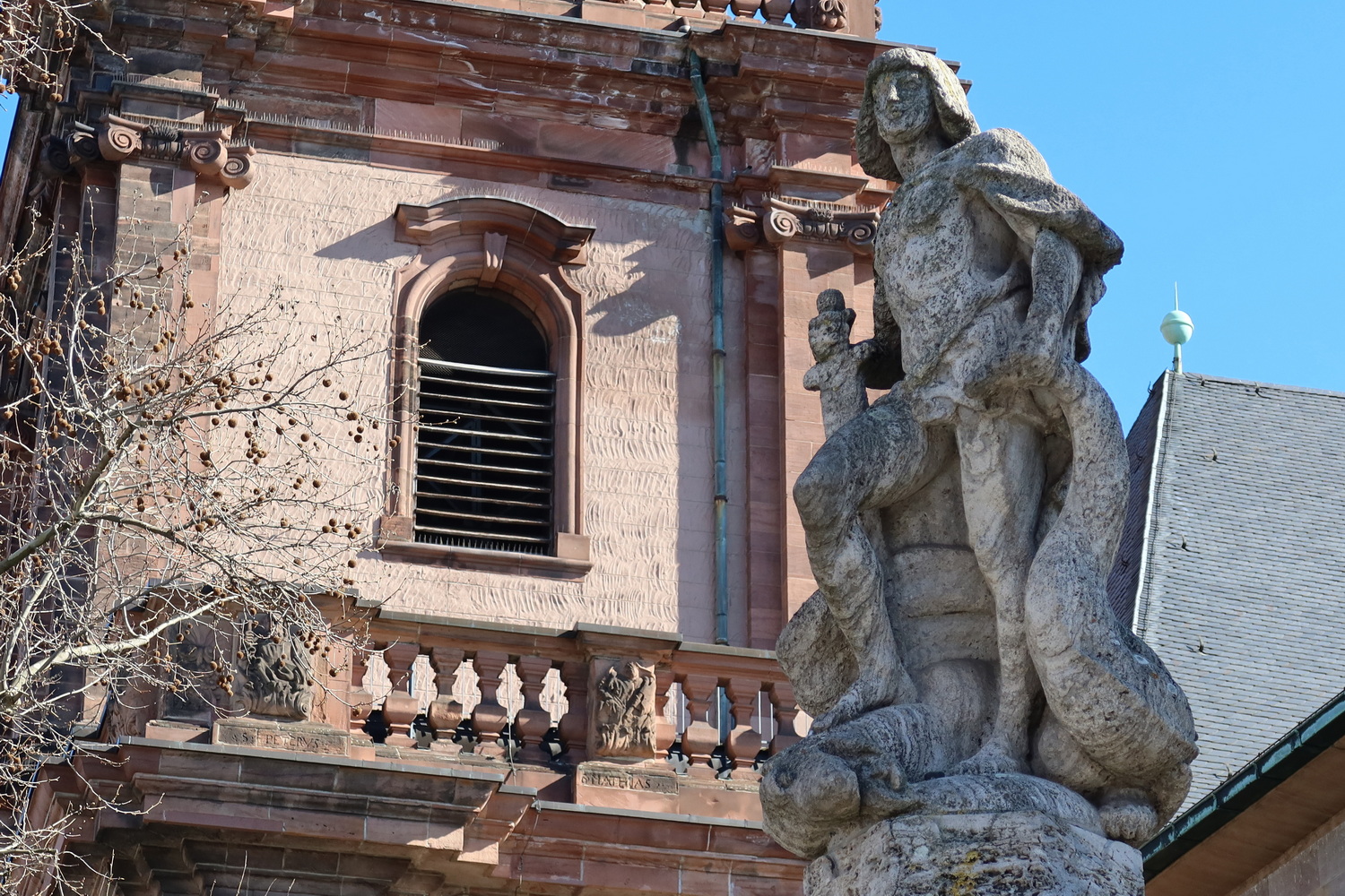 Siegfried der Drachentöter auf seinem Brunnen von 1921