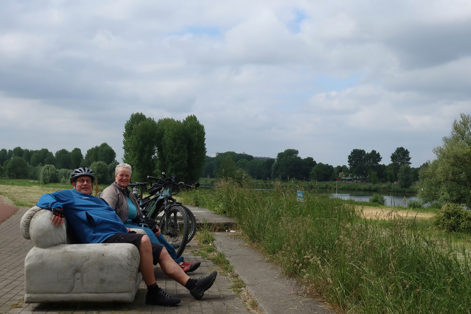 Sofa an der Maas- Die 4. Etappe ist fertig!