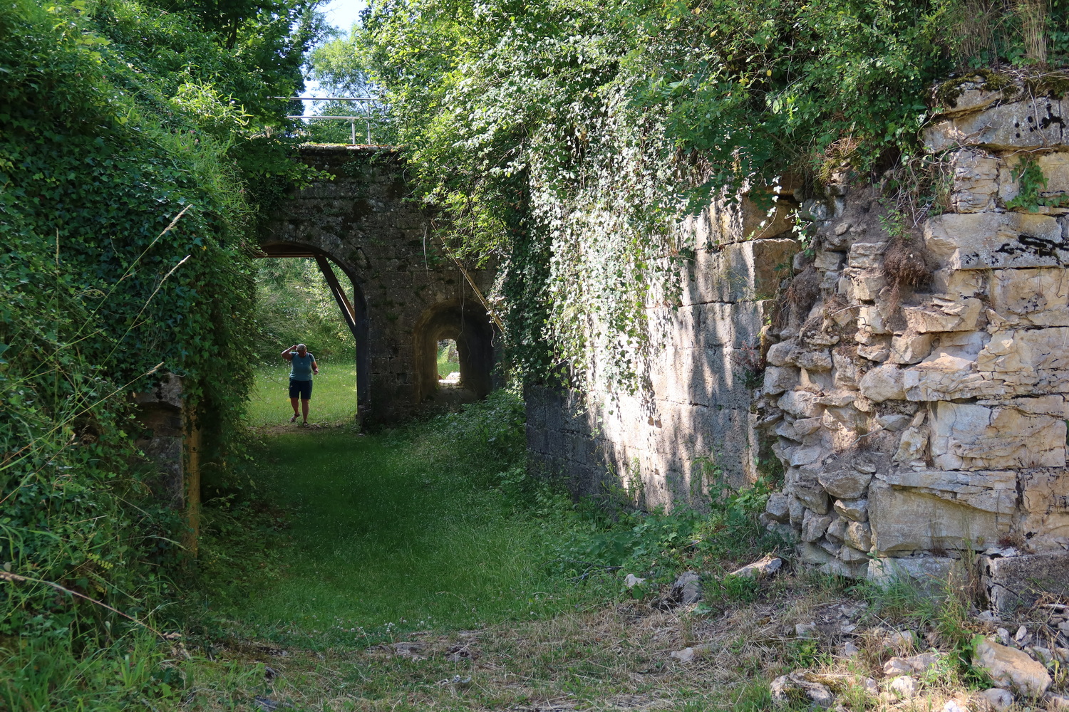 In den Ruinen der Cité de la Mothe