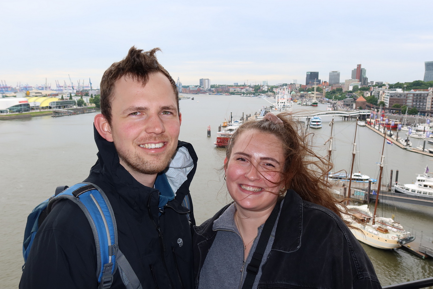 Anne und Jan auf der Plaza der Elphi