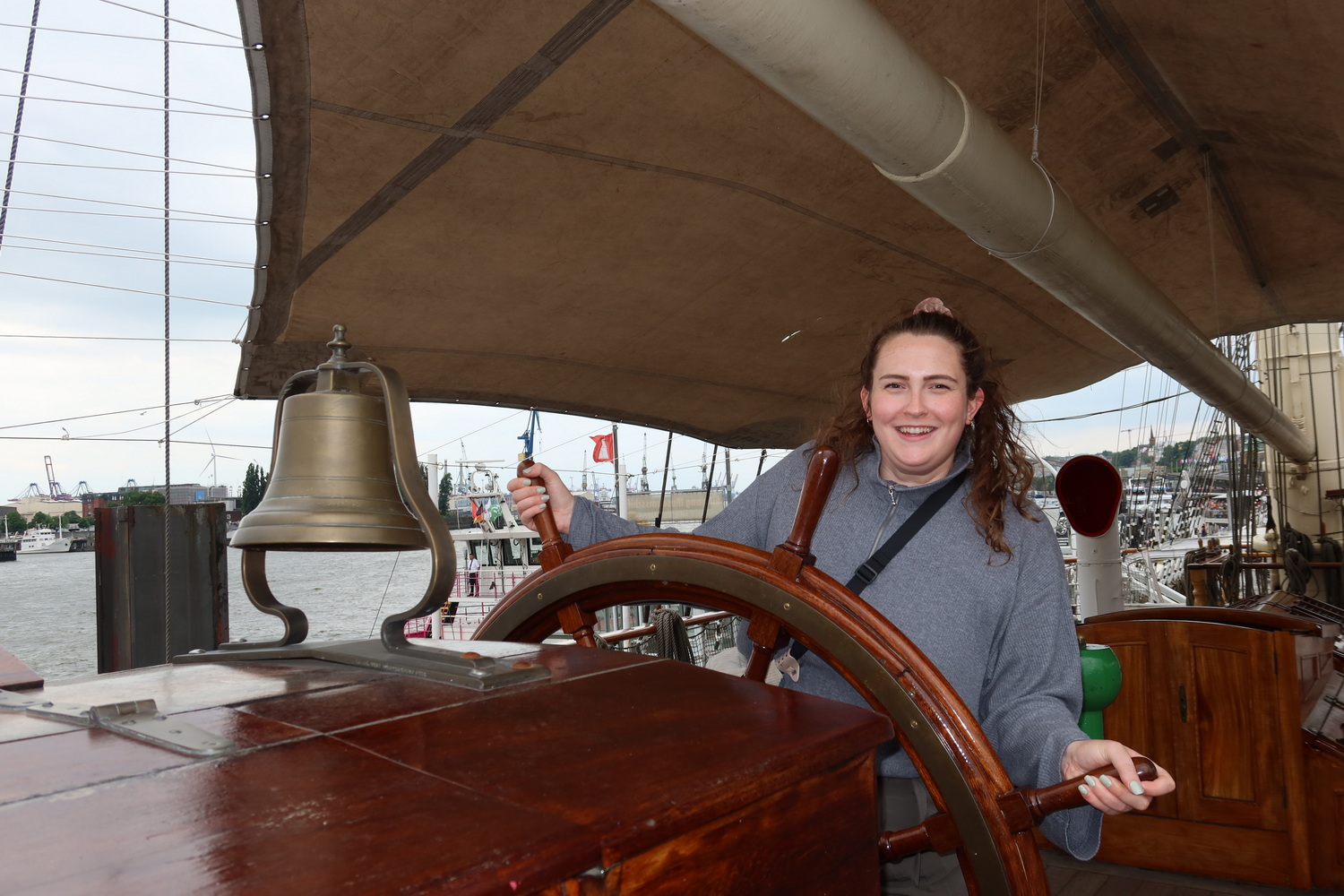 Anne am Ruder der Rickmer Rickmers