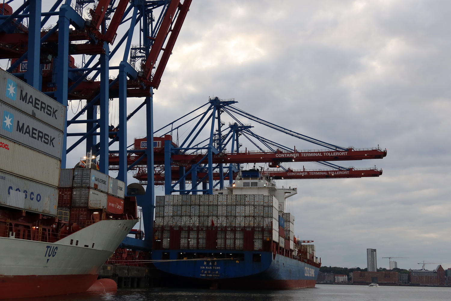 Dicke Pötte im Containerhafen