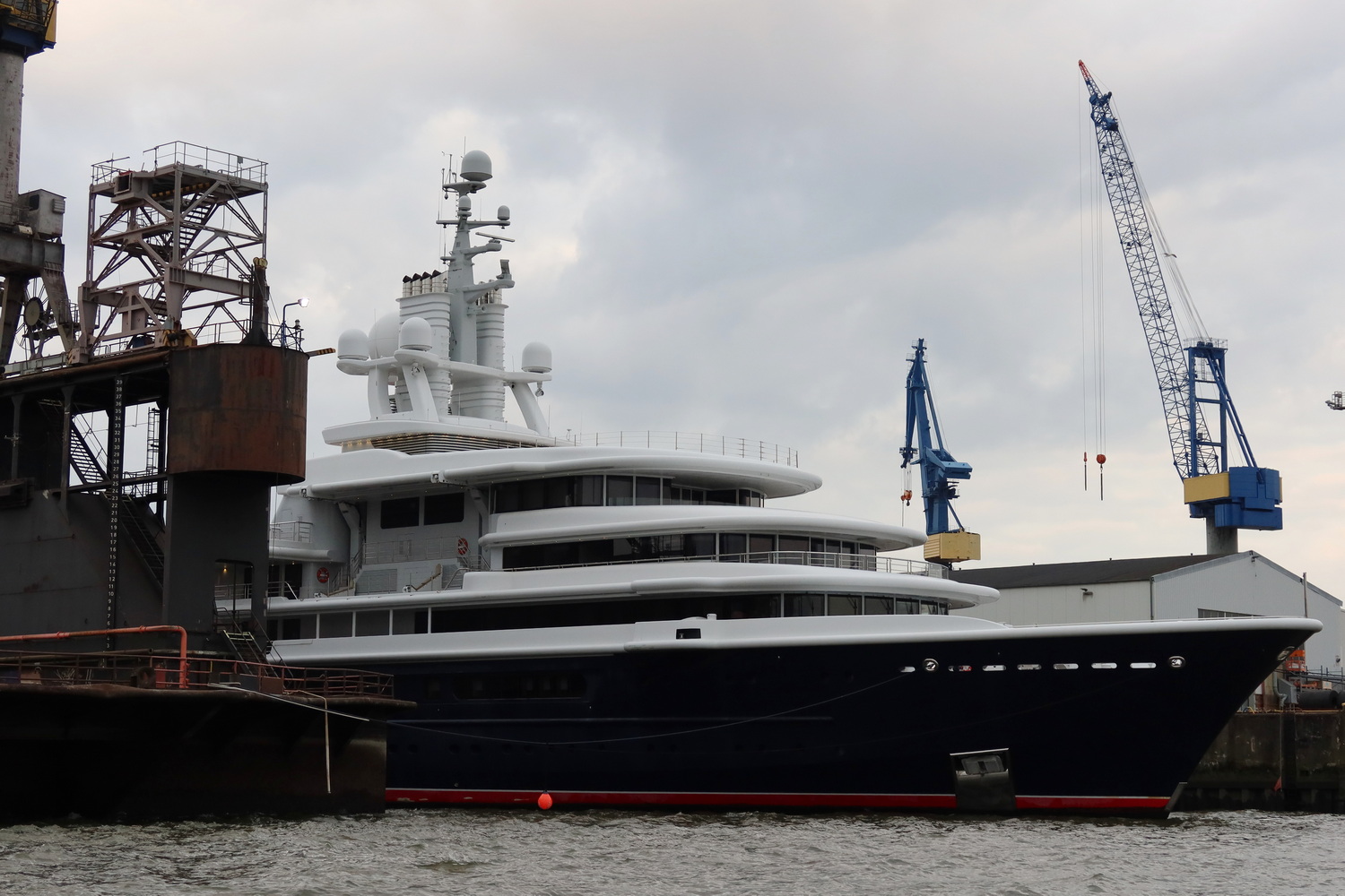 Oligarchen-Yacht Luna unter Flagge der Bermudas