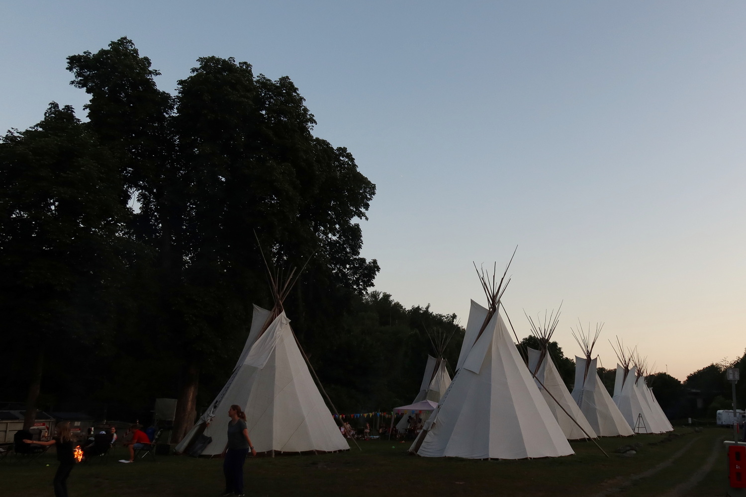 Abendstimmung mit Tipi- Dorf