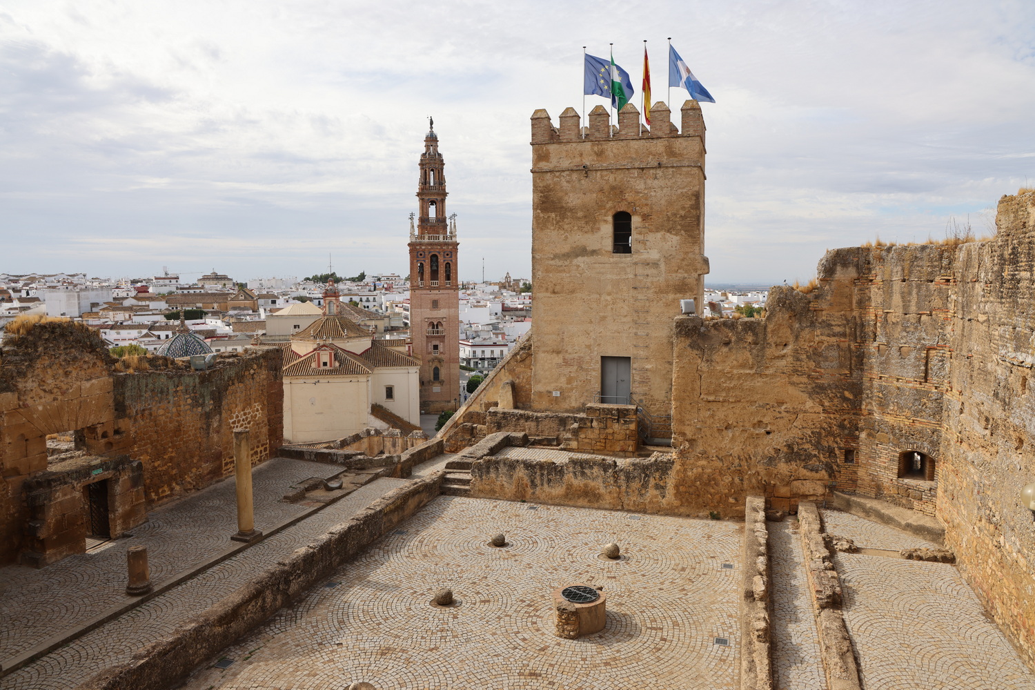 Carmona- Reste des römischen Tempels auf dem Alcazár de la Puerta de Sevilla