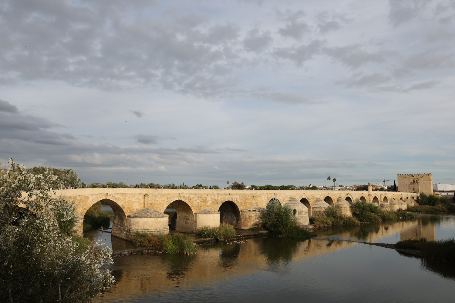Córdoba- Die Römerbrücke am Nachmittag