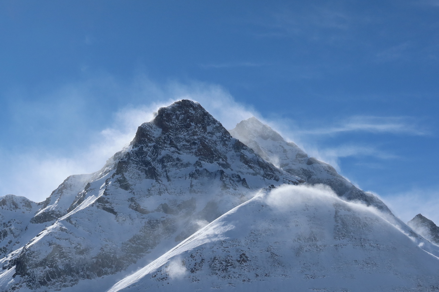 Starkwind und Schneeverfrachtung an den Graten