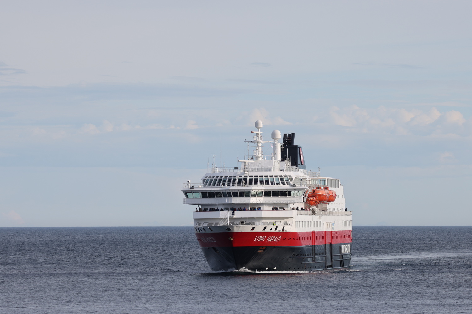 Ankunft der >Kong Harald< auf der Nord- Hurtigruten in Stamsund